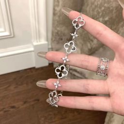 thumbnail for Filha ricaPulseira de luxo acessível micro-incrustada de alta qualidade trevo de quatro folhas branco madrepérola zircão nicho pulseira requintada e luxuosa