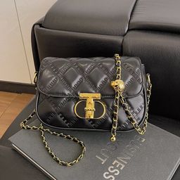 thumbnail for Bolsas de alta qualidade para mulheres, pequenas bolsas quadradas para mulheres, novo estilo 2025, bolsas de ombro da moda, bolsas versáteis com corrente acolchoada.