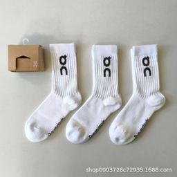 thumbnail for Em meias 3 pares de meias de casal em execução, meias da moda masculinas e femininas de cor pura, meias esportivas da moda de cano médio