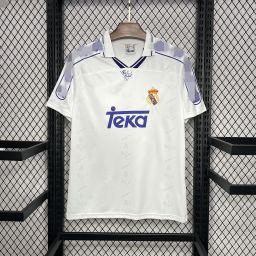 thumbnail for Camisas retrô da versão tailandesa do Real Madrid, Barcelona e Chelsea, com os números 7 Raúl, 9 C. Ronaldo e 23 Beckham.