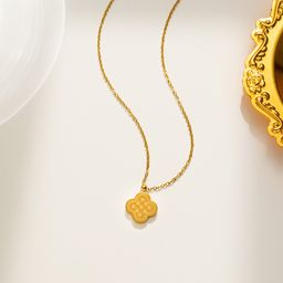 thumbnail for Colar de trevo de quatro folhas com padrão de temperamento em aço titânio totalmente banhado a ouro real, conjunto versátil de luxo leve popular transfronteiriço, preço de fábrica.