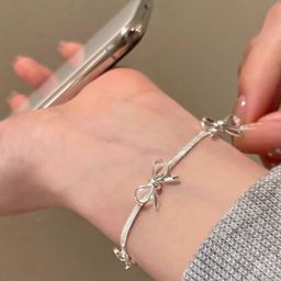 thumbnail for Pulseira francesa de alta qualidade com corrente de osso de cobra para meninas, luxo leve, normcore, design de nicho requintado, novas joias de mão