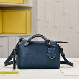thumbnail for Spot shoulder bag, new fashionable large-capacity high-end tote bag, daily versatility, simple and portable commuter women's bag