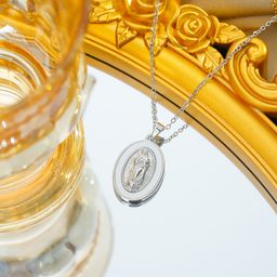 thumbnail for Colar de corrente para clavícula com design retrô de retrato feminino em ouro 18K banhado a cobre com concha de diamante da Virgem Maria em aço titânio