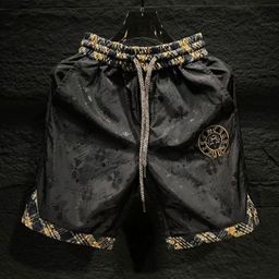 thumbnail for 2025 verão novo estilo acessível luxo shorts de praia estampados escuros masculinos elegantes casuais finos confortáveis calças de cinco pontos roupas masculinas.