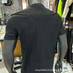 thumbnail for 2025 novas camisetas de verão de secagem rápida para homens e mulheres, design de malha de manga curta solta e respirável, tops esportivos de fitness na moda.
