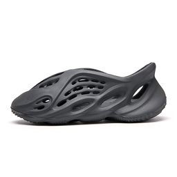 thumbnail for Um grande número de celebridades da internet Kanye prontas com o mesmo estilo yez350 sapatos com furos recortados sandálias de tubarão de espuma para pais e filhos