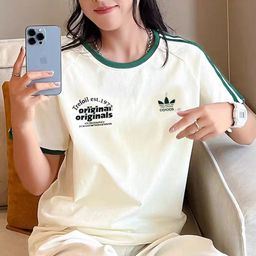 thumbnail for Camiseta de gola redonda de manga curta esportiva casual folgada e confortável com trevo AD, nova coleção primavera/verão 2025, para casais masculino e feminino.