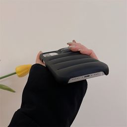 thumbnail for Capa de celular tipo jaqueta puffer com enchimento de algodão, modelo popular internacional, adequada para Apple iPhone.