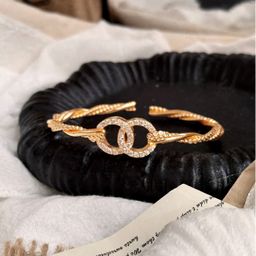 thumbnail for Pulseira de CD duplo totalmente incrustada, nova e de venda quente transfronteiriça para mulheres com letras, pequena fragrância, moda retrô, pulseira torcida versátil