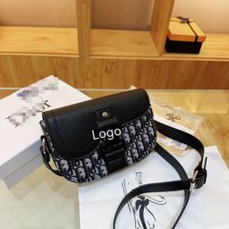 thumbnail for 2024 Comércio exterior Dijia Saco de sela de temperamento de nicho Saco de ombro bordado letras cruzadas oblíquas Bolsa de mensageiro universal para homens e mulheres