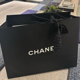 thumbnail for Sacola de papel preta fosca com acabamento brilhante em óleo, estilo tote, de marca de luxo europeia e americana, em estoque, com possibilidade de adicionar logotipo impresso.