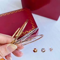 thumbnail for Pulseira de alta versão em V dourada gravada com pregos, fornecimento direto de fábrica para comércio exterior transfronteiriço de dropshipping de transmissão ao vivo de moda.