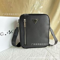 thumbnail for Nova Bolsa Transversal Masculina Guess Home Foreign Trade 2024 Europeia e Americana com Logotipo Triangular Impresso, Zíper e Alça de Ombro Fashion.