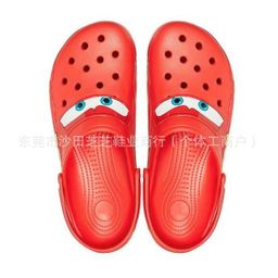 thumbnail for Tamancos personalizados infantis com desenho animado do McQueen 95 de 2025, sandálias esportivas masculinas e femininas para uso na praia.