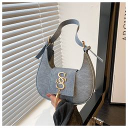 thumbnail for Popular hardware alphabet 2024 summer simple new aesthetic personality trend fashion hand armpit crescent moon women's bag