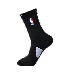 thumbnail for Meias de basquete bordadas da NBA, meias de treinamento de comprimento médio com fundo de toalha, meias esportivas americanas práticas, resistentes ao desgaste, antiderrapantes e absorventes de suor