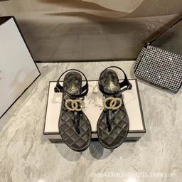 thumbnail for Venda direta da fábrica Xiaoxiangfeng 2022 nova moda confortável sandálias de salto grosso com tira e fivela de diamante duplo C para mulheres