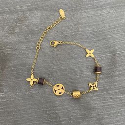 thumbnail for A pulseira de aço titânio com trevo de quatro folhas em couro preto popular da Amazon não desbota, versátil e leve luxo dropshipping.