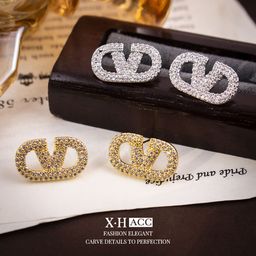 thumbnail for Brincos de letras de zircão galvanizados em ouro real, brincos europeus e americanos com design de nicho de diamante completo, luxo acessível, simples e elegante para mulheres