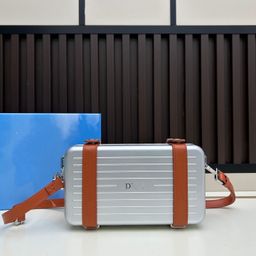 thumbnail for 联名款行李箱2026年新款男女硬壳单肩斜挎包个性时尚拼色盒子包潮